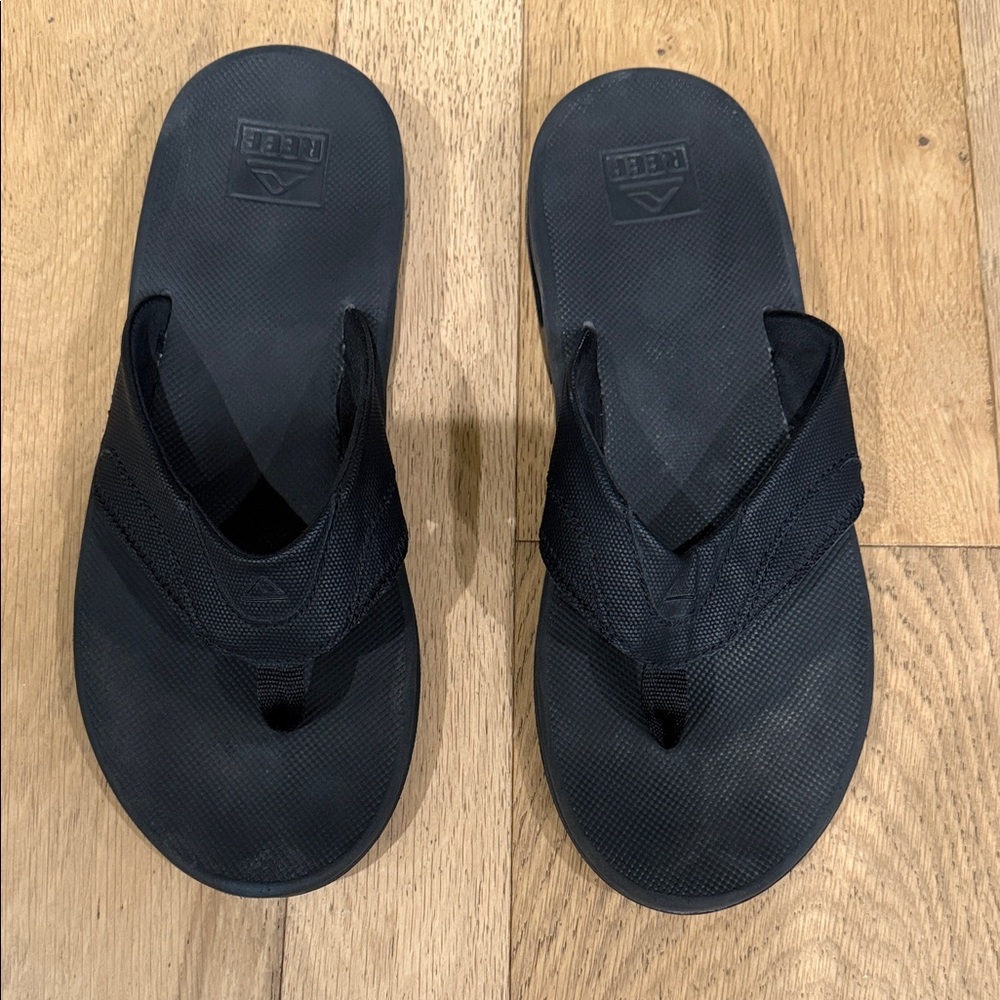 Reef Men’s Classic All Black Fanning Sandals Flip Flops with bottle opener